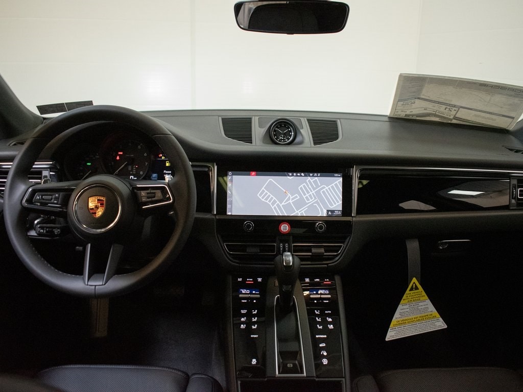 2026 Porsche Macan - Photo 24