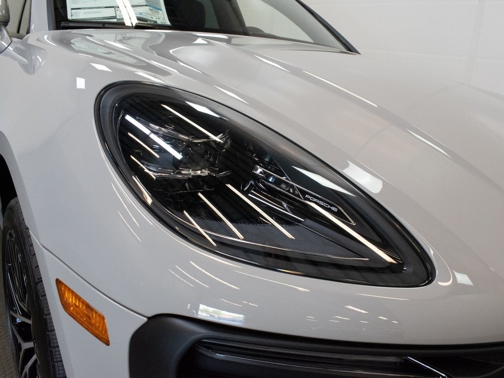 2026 Porsche Macan - Photo 12