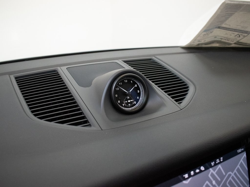 2026 Porsche Macan - Photo 26