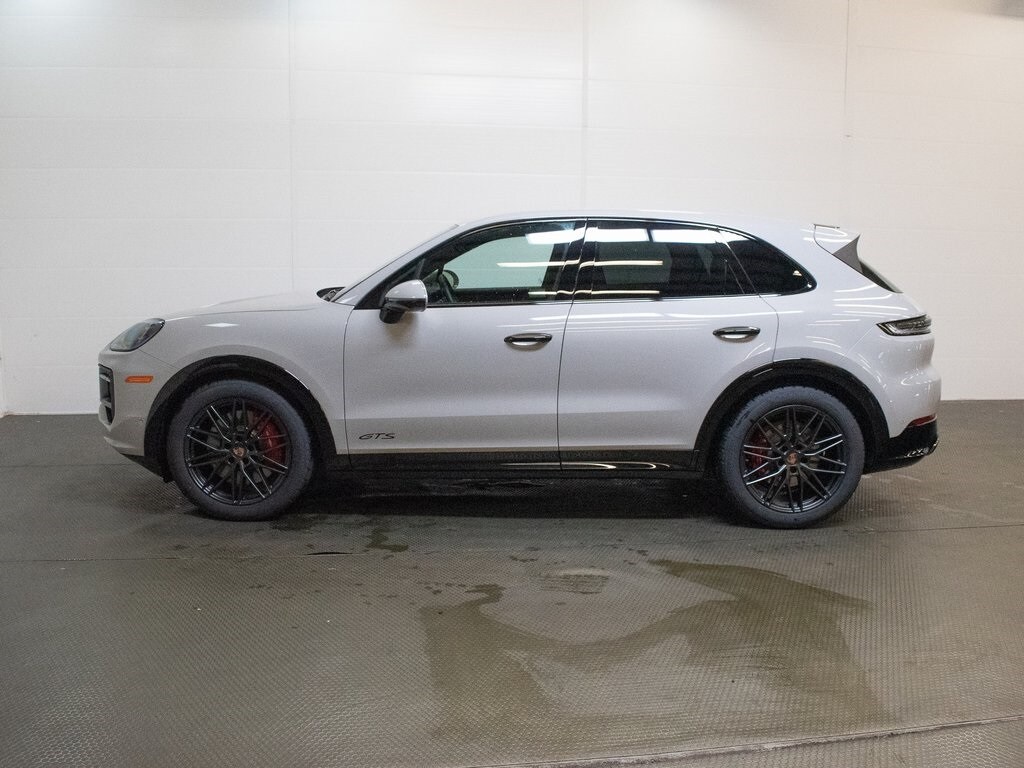 2026 Porsche Cayenne GTS photo 2