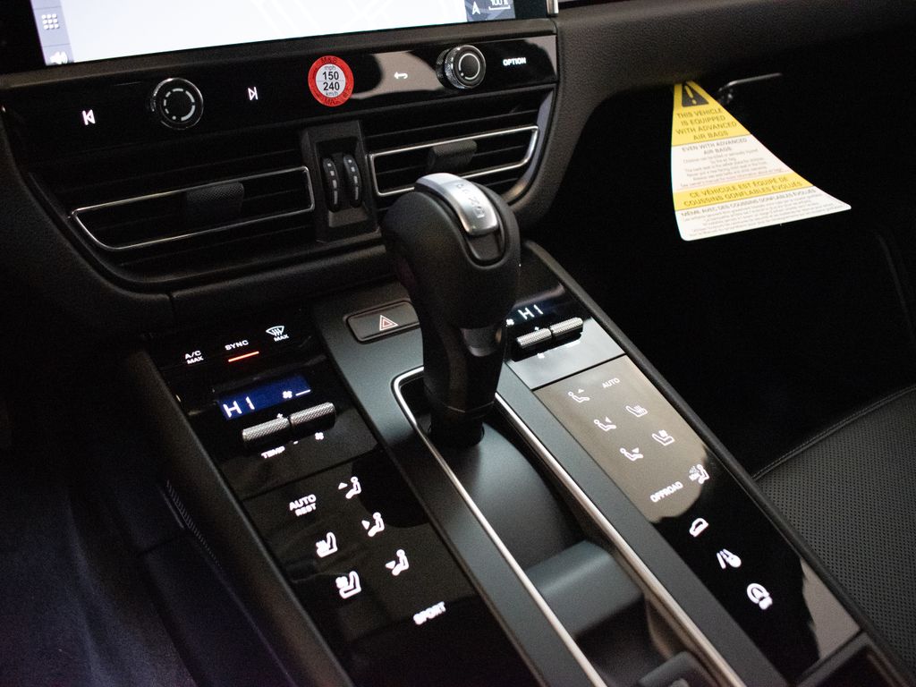 2026 Porsche Macan T - Photo 25
