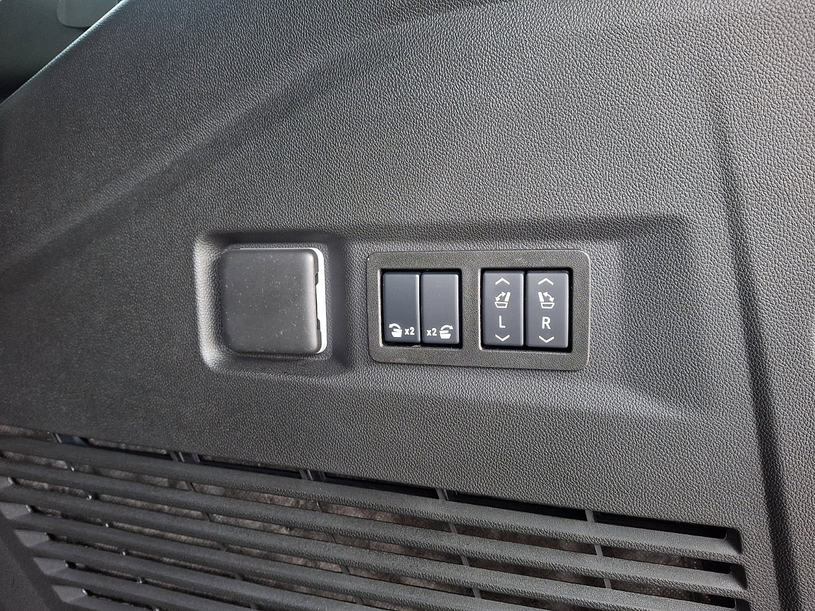 2026 GMC Yukon Denali - Photo 32