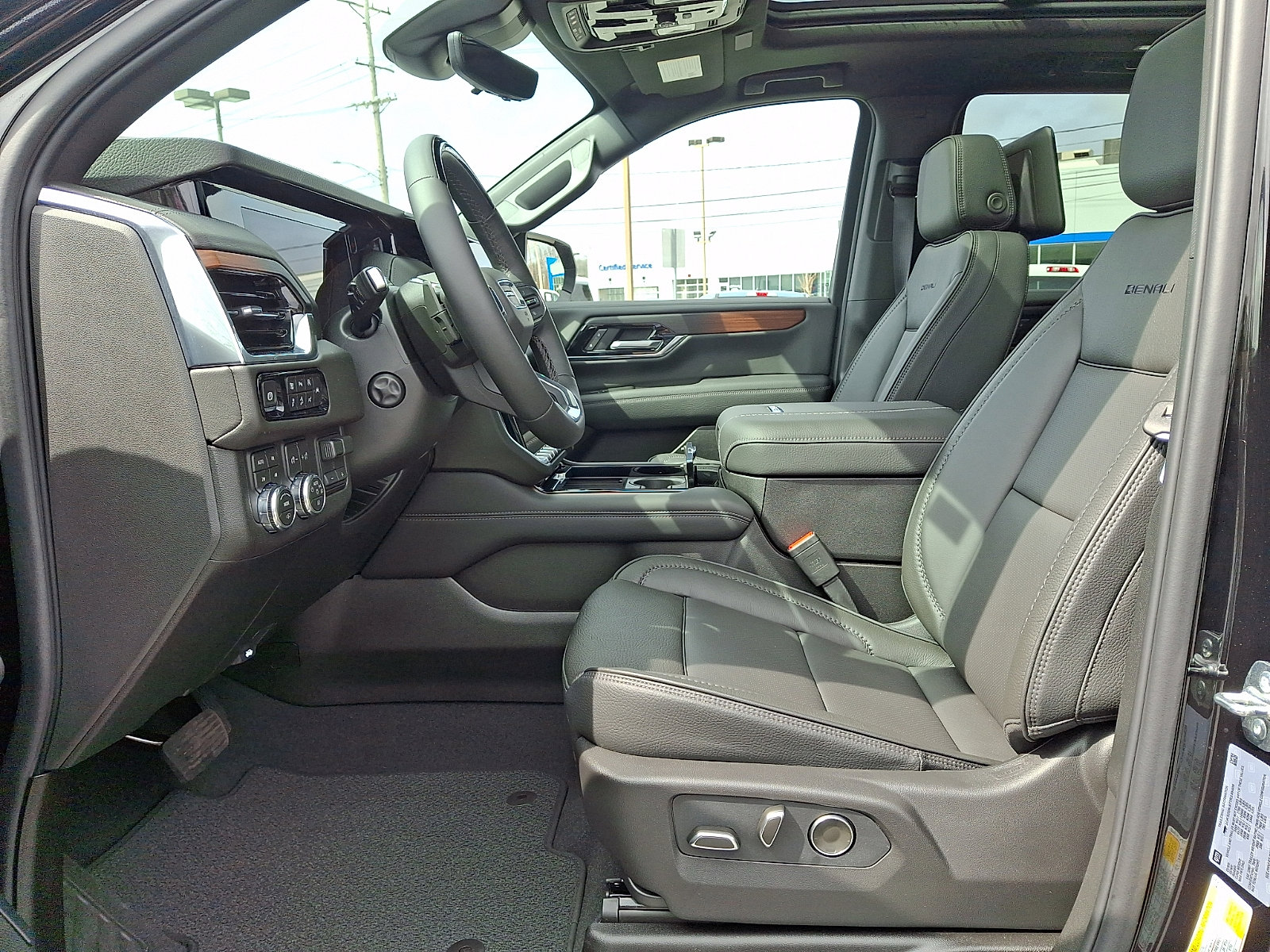 2026 GMC Yukon Denali - Photo 15