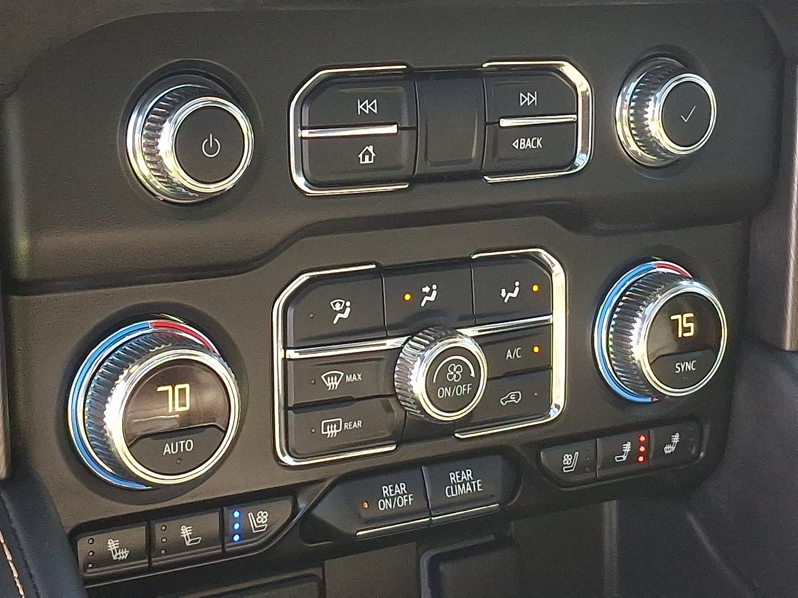 2024 GMC Yukon AT4 - Photo 18