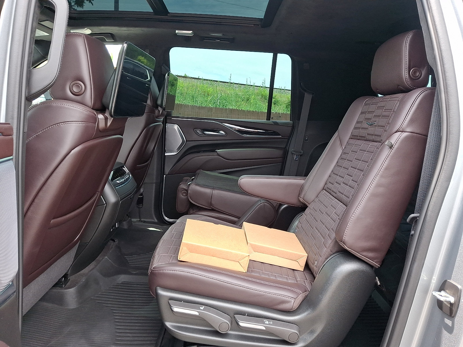 2024 Cadillac Escalade ESV V-Series - Photo 10