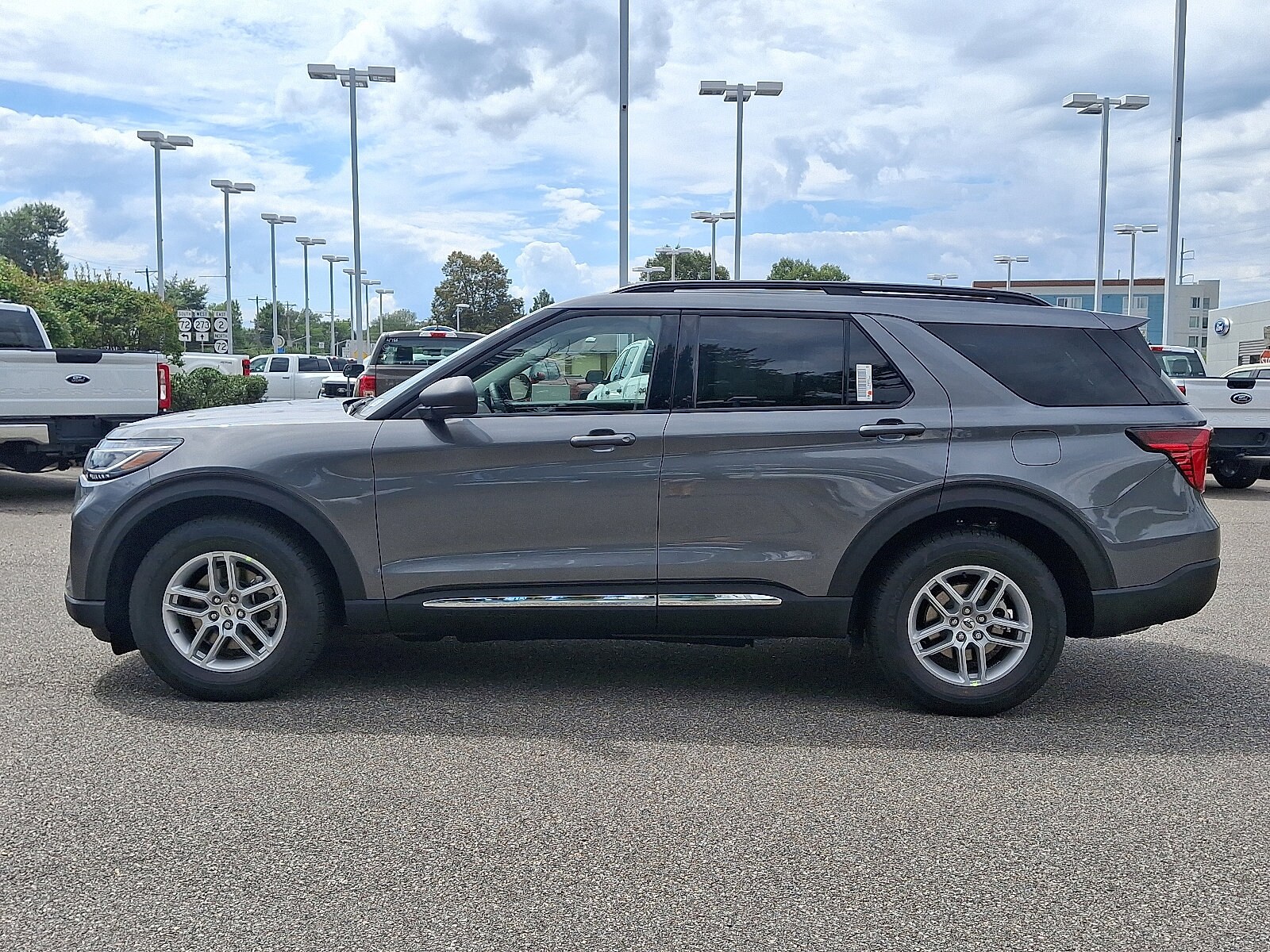 2025 Ford Explorer photo 3