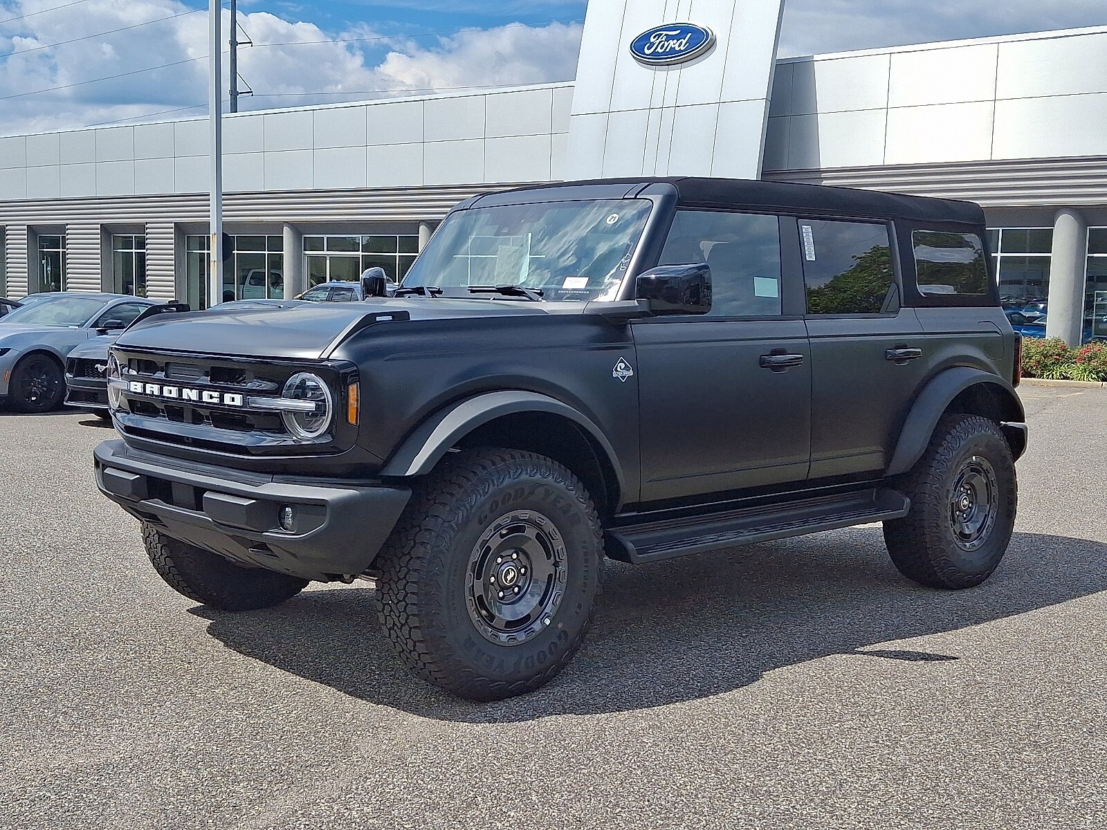 2025 Ford Bronco Outer Banks photo 3