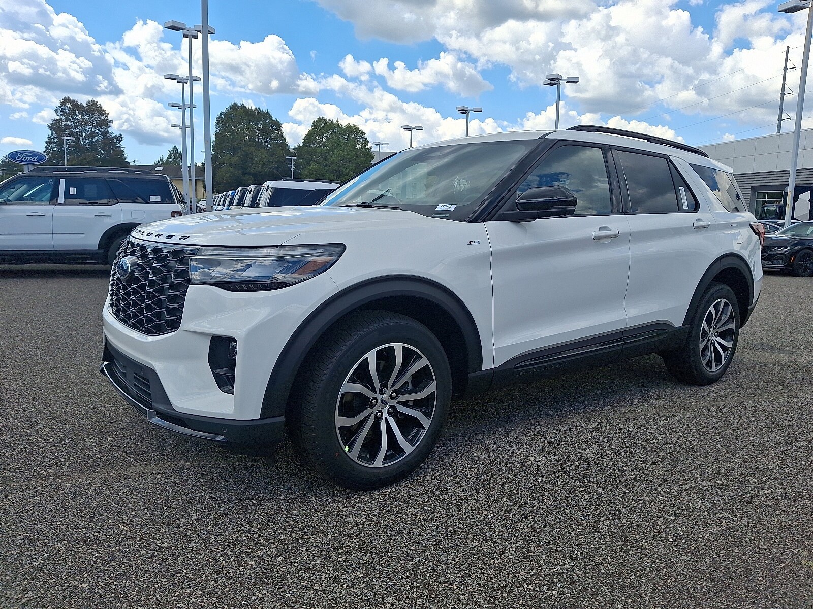 2025 Ford Explorer ST-Line photo 3