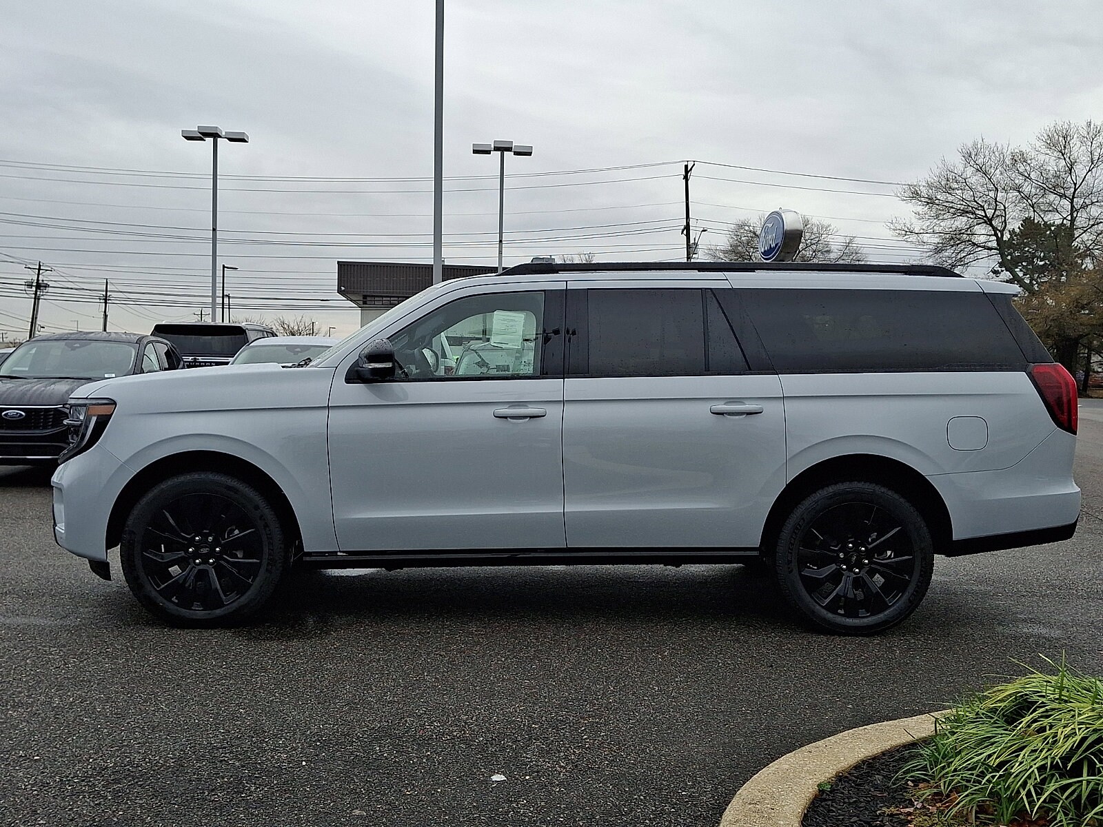 2025 Ford Expedition Platinum MAX photo 4