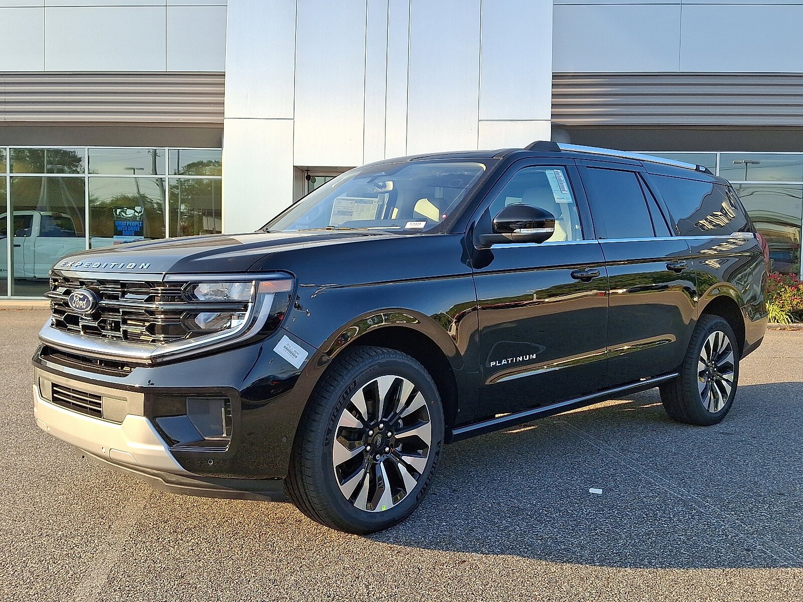 2025 Ford Expedition Platinum MAX photo 3