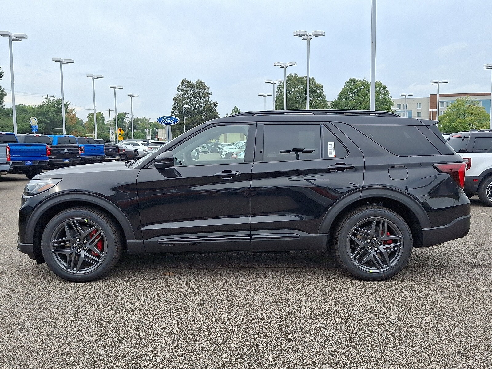 2025 Ford Explorer ST photo 2