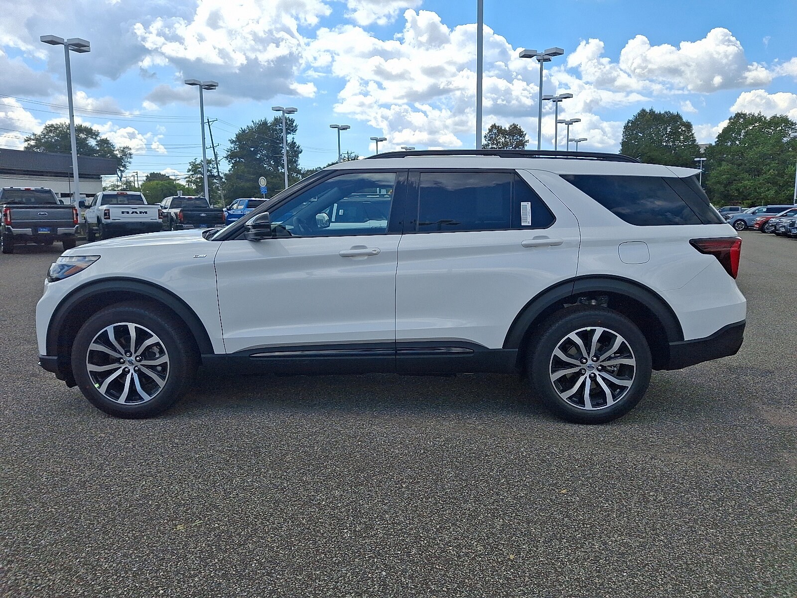 2025 Ford Explorer ST-Line photo 4