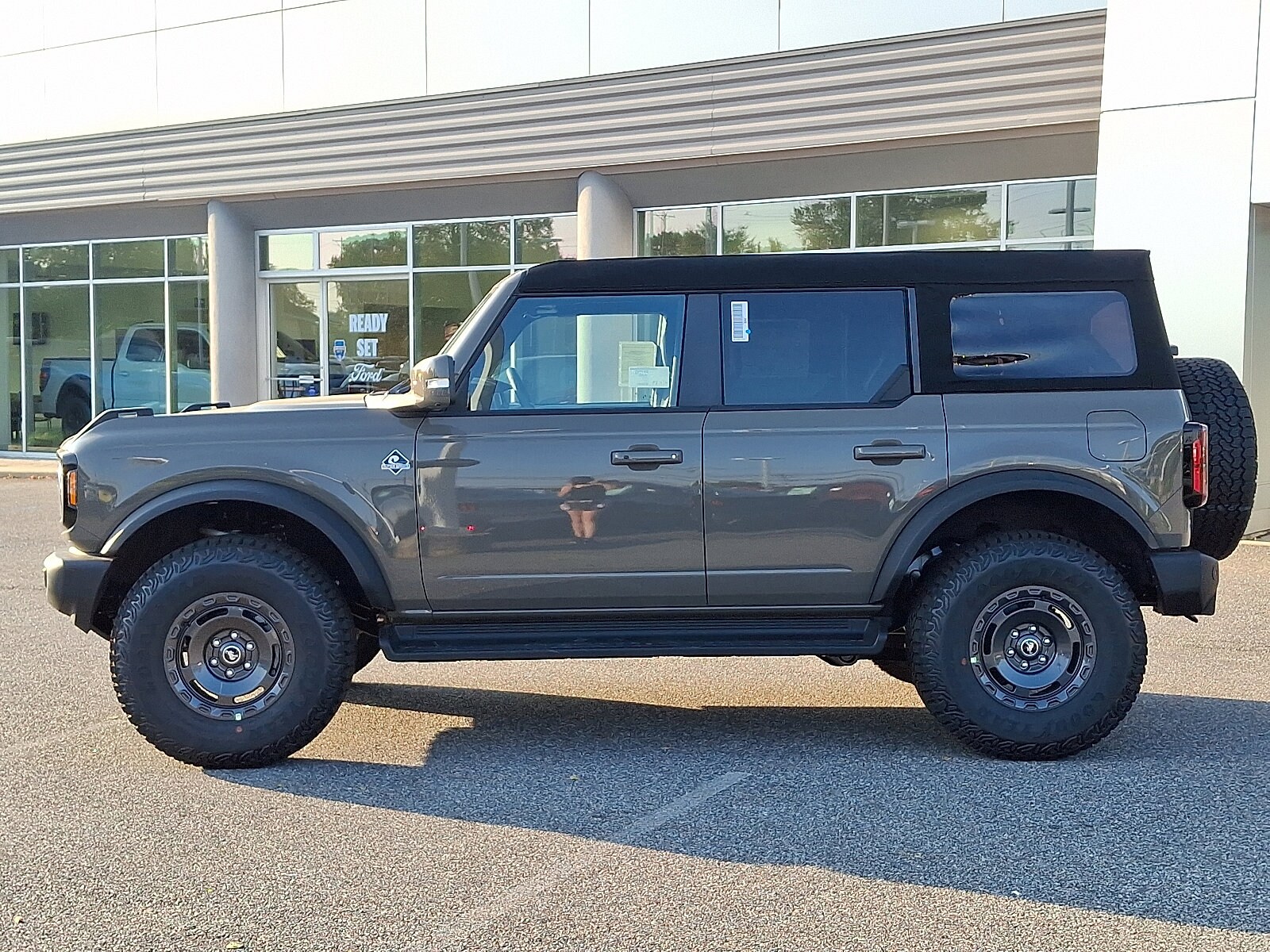 2025 Ford Bronco Outer Banks photo 3