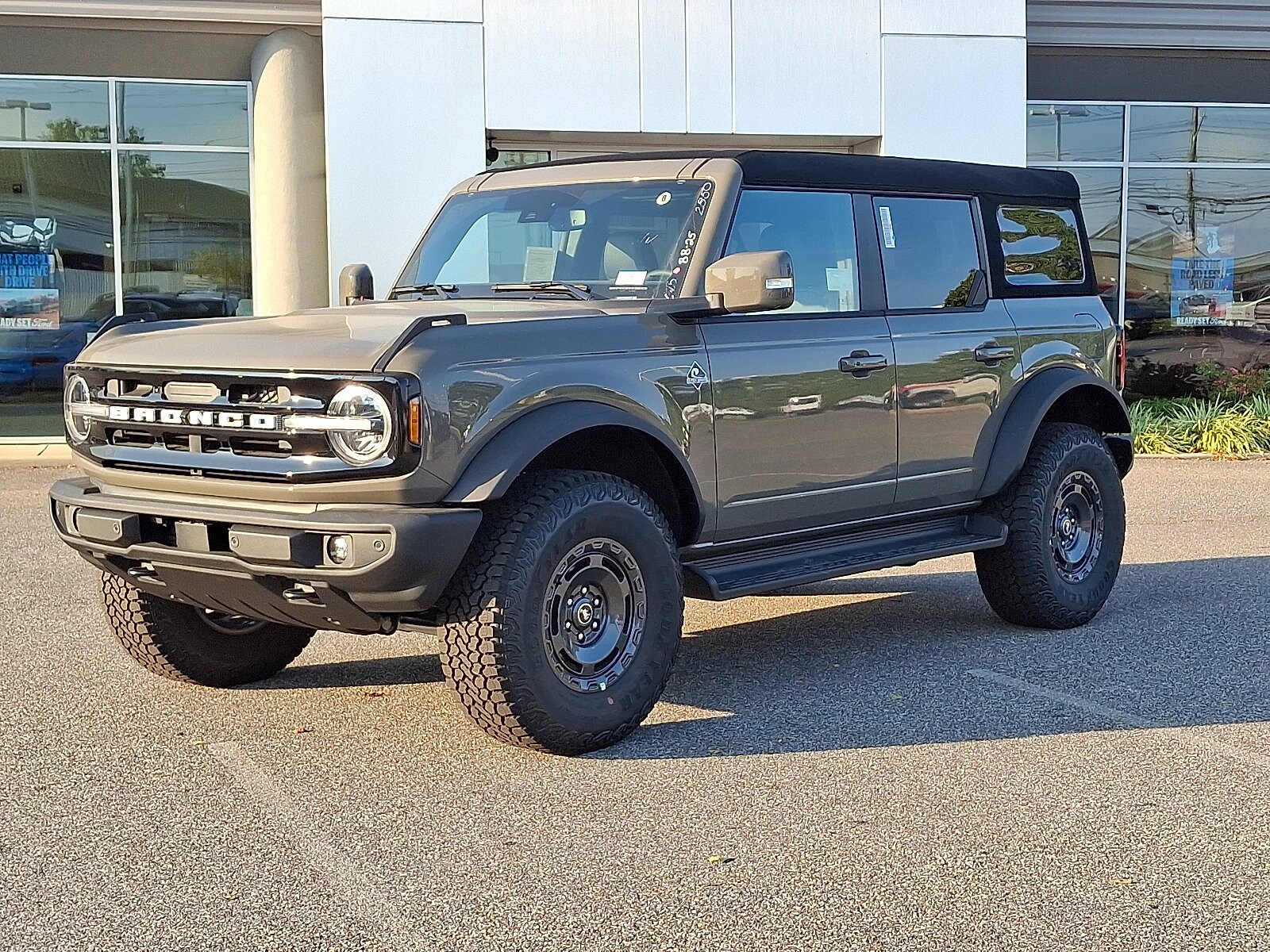 2025 Ford Bronco Outer Banks photo 2
