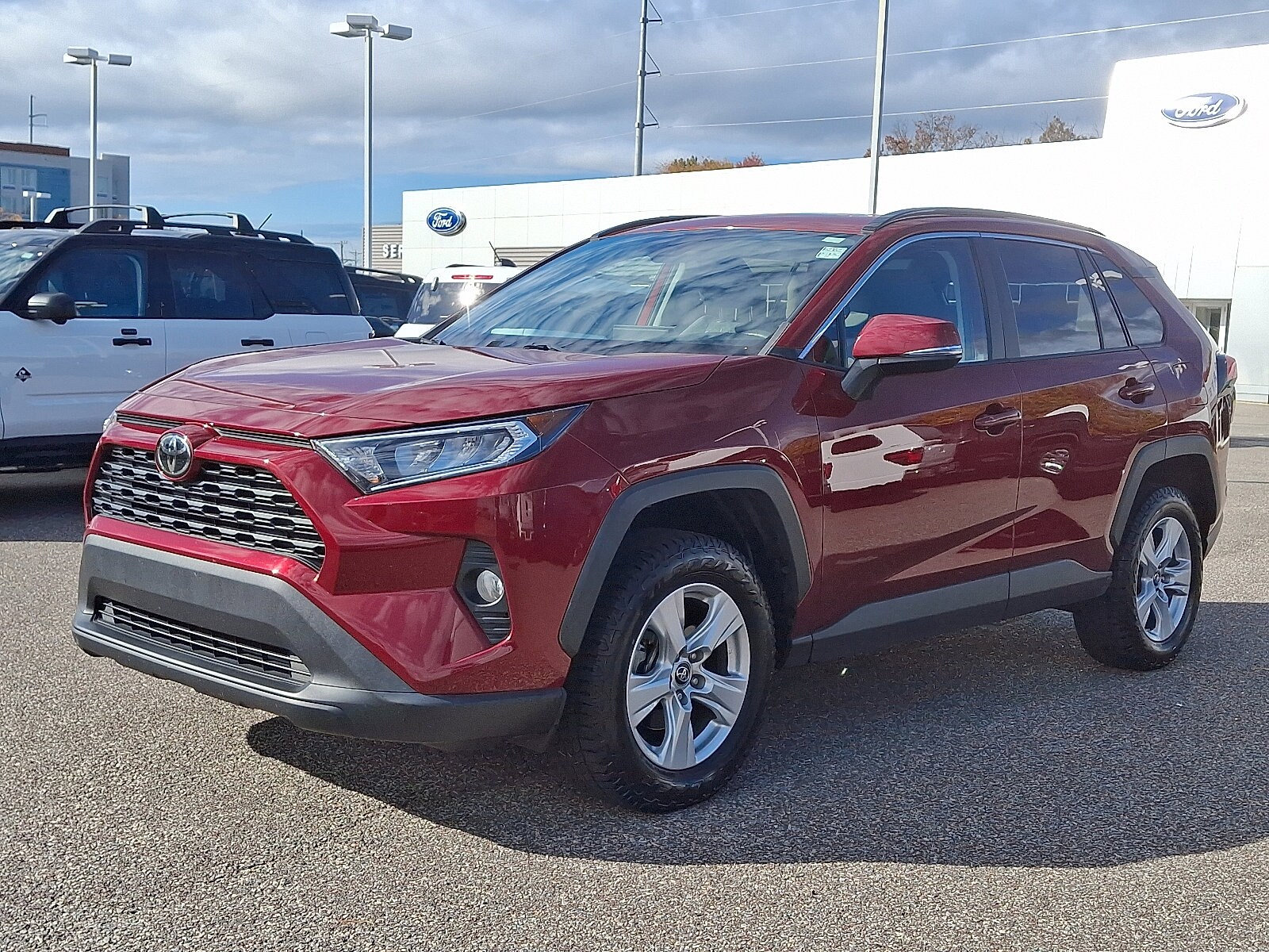 2019 Toyota RAV4 XLE photo 4