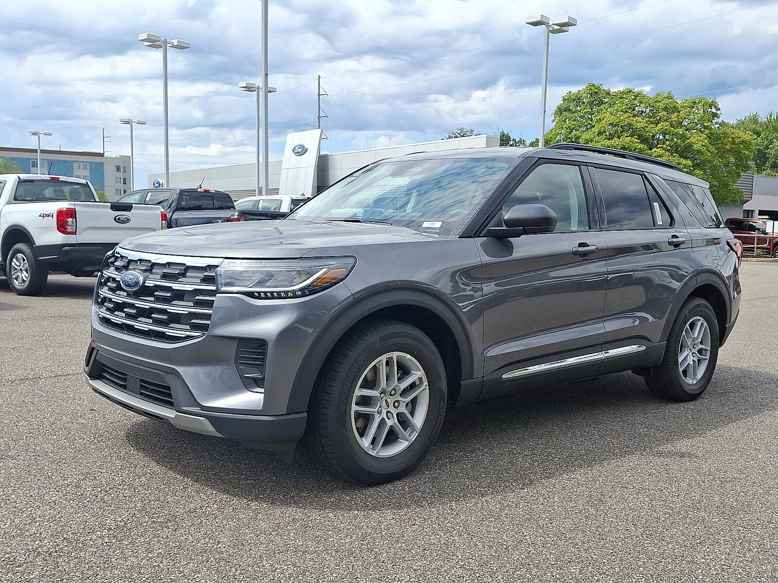 2025 Ford Explorer photo 2