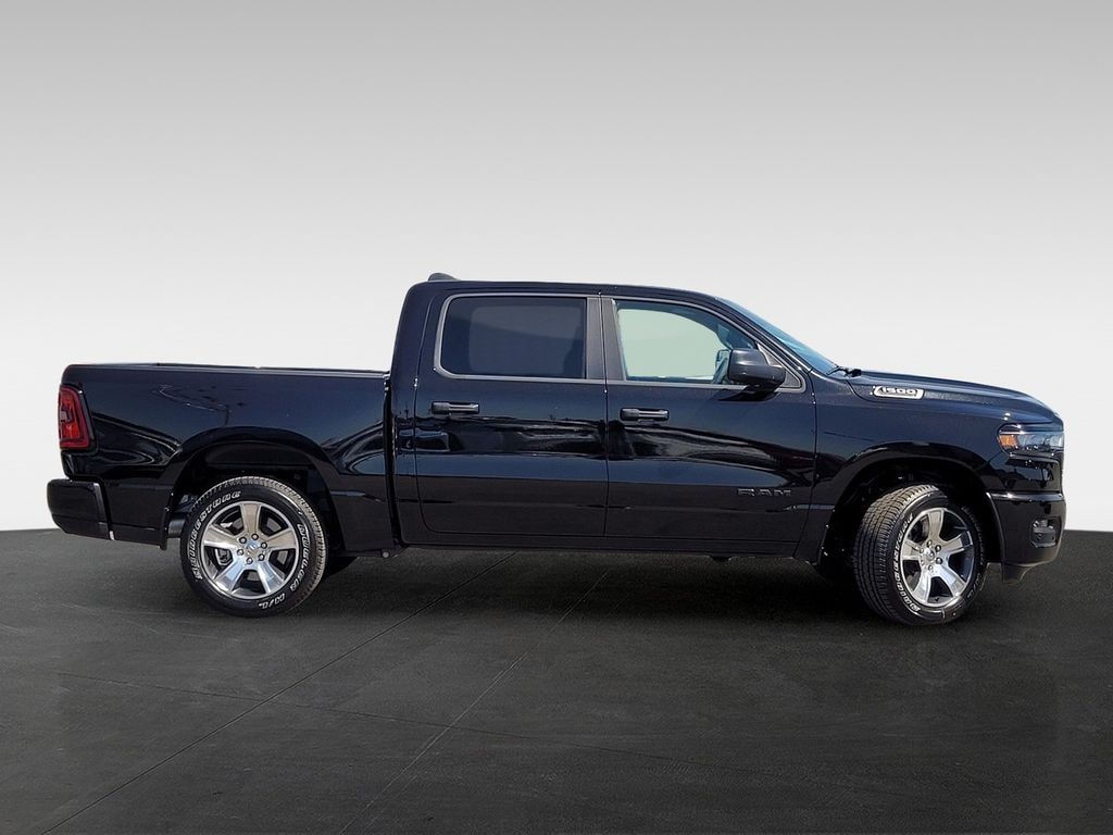 New 2026 Ram 1500 EXPRESS CREW CAB 4X2 5'7 BOX Pickup
