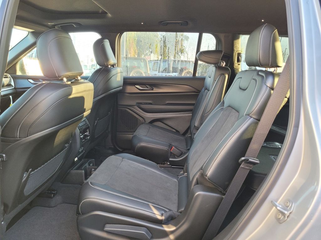 2025 Jeep Grand Cherokee L Altitude - Photo 12