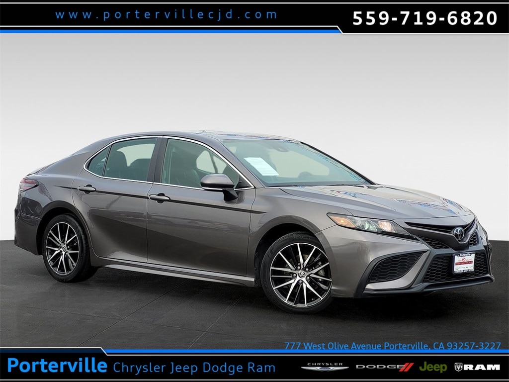 2023 Toyota Camry SE's photo