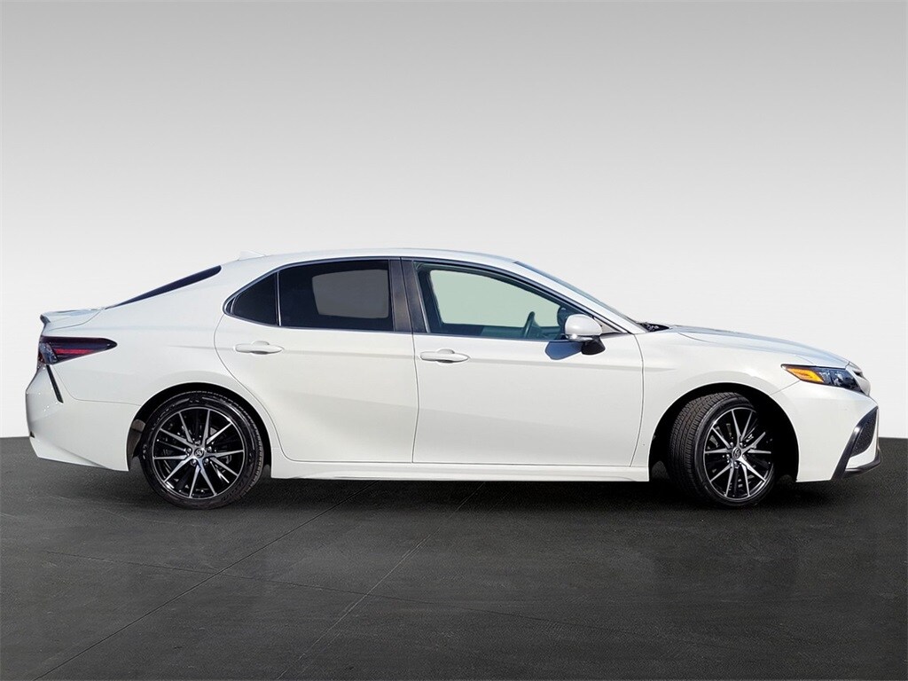 2022 Toyota Camry Hybrid SE photo 3