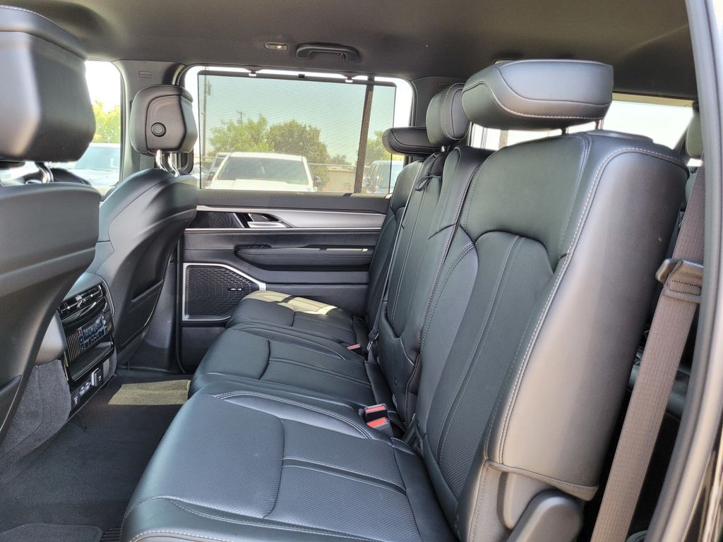 2025 Jeep Wagoneer L Series II - Photo 12