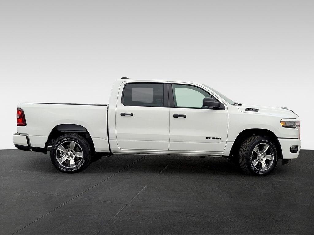 New 2026 Ram 1500 EXPRESS CREW CAB 4X4 5'7 BOX Pickup