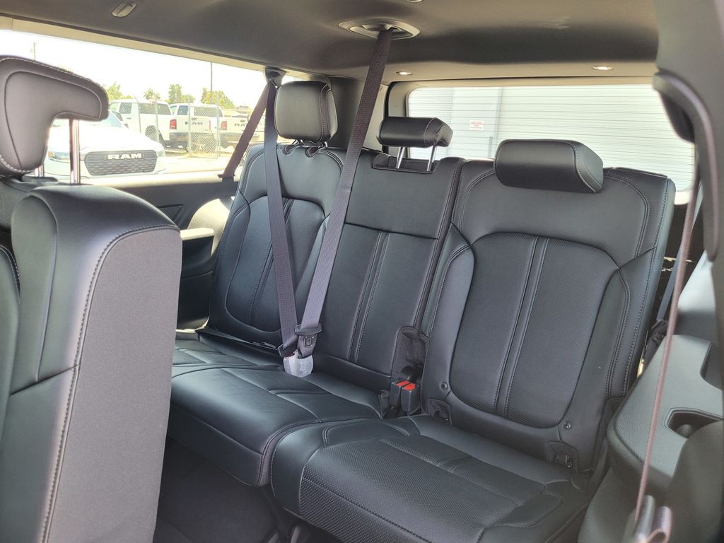 2025 Jeep Wagoneer L Series II - Photo 11