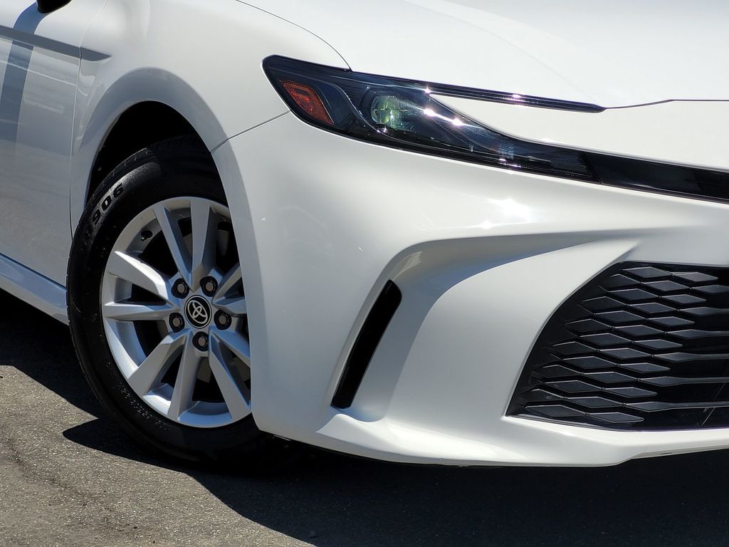 2025 Toyota Camry LE - Photo 9
