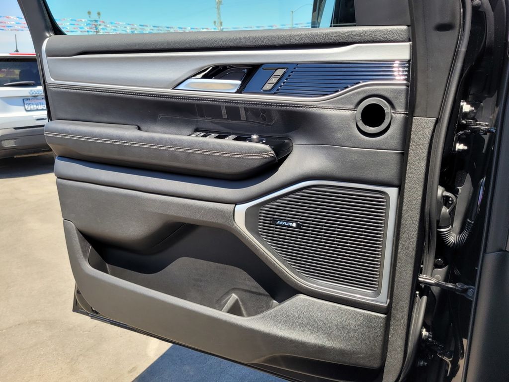 2025 Jeep Wagoneer L Series II - Photo 18