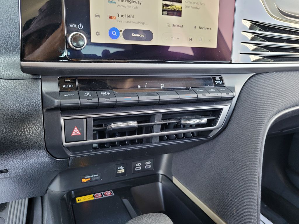 2025 Toyota Camry LE - Photo 19