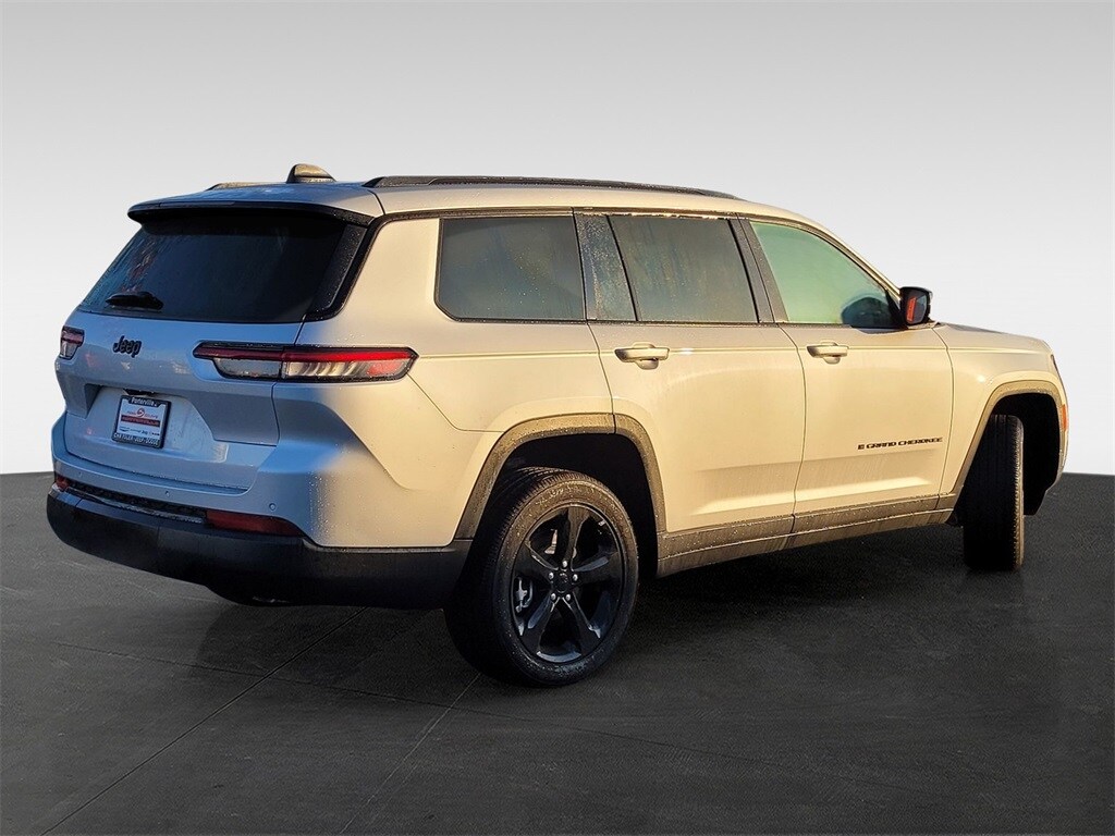 2025 Jeep Grand Cherokee Altitude photo 3