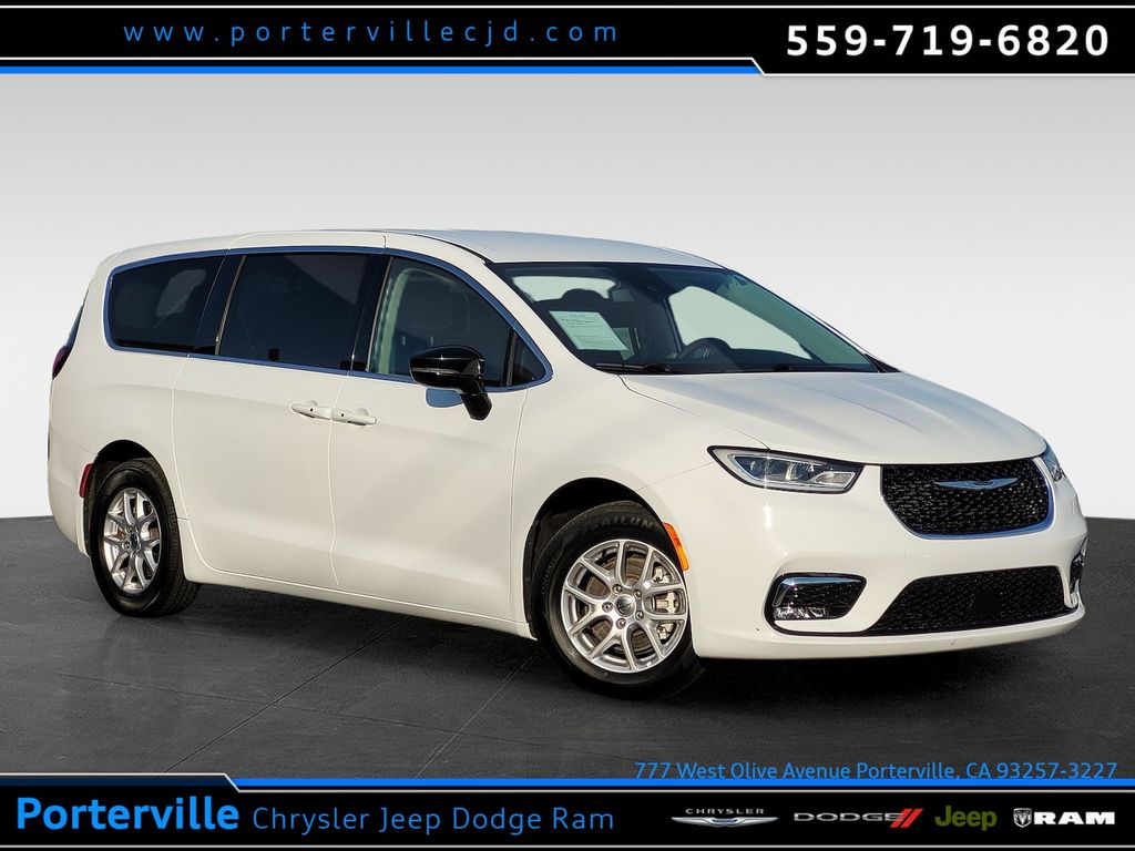 2024 Chrysler Pacifica Touring L's photo