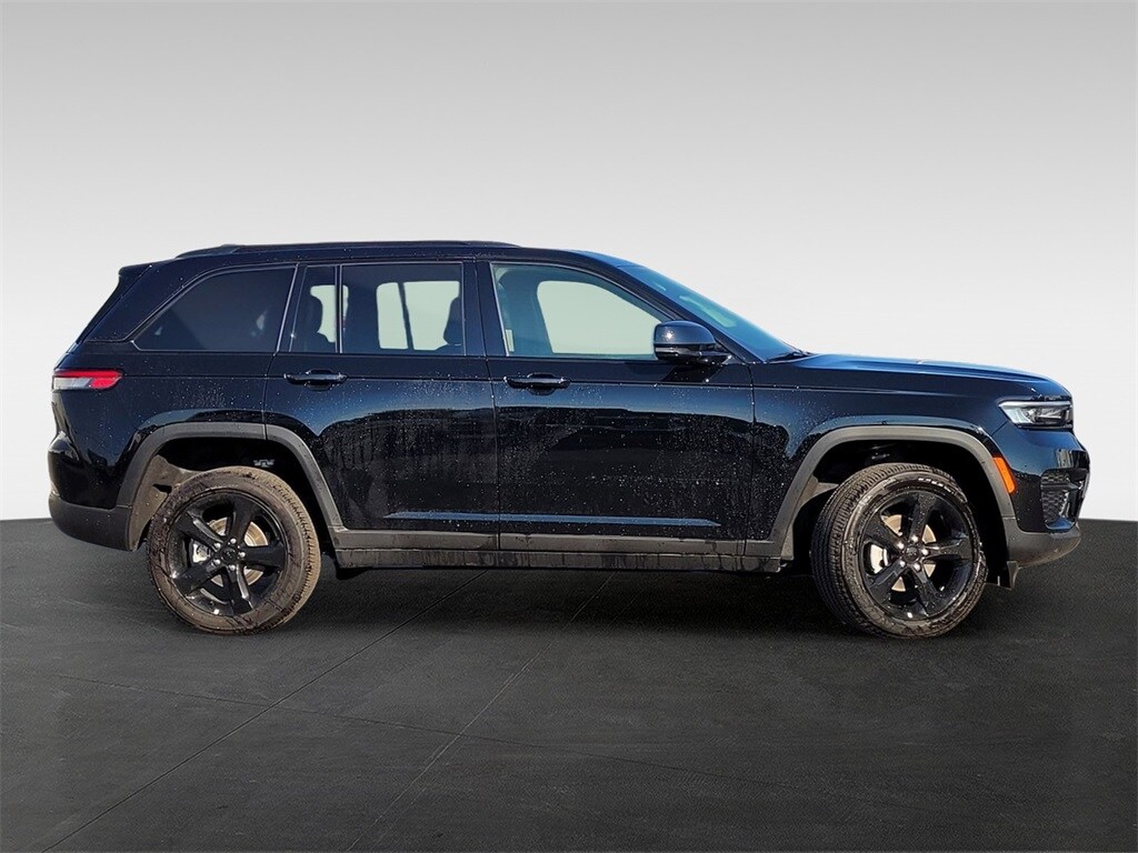 2025 Jeep Grand Cherokee Altitude photo 3