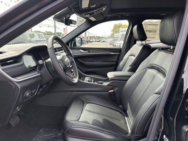 2025 Jeep Grand Cherokee Limited photo 3