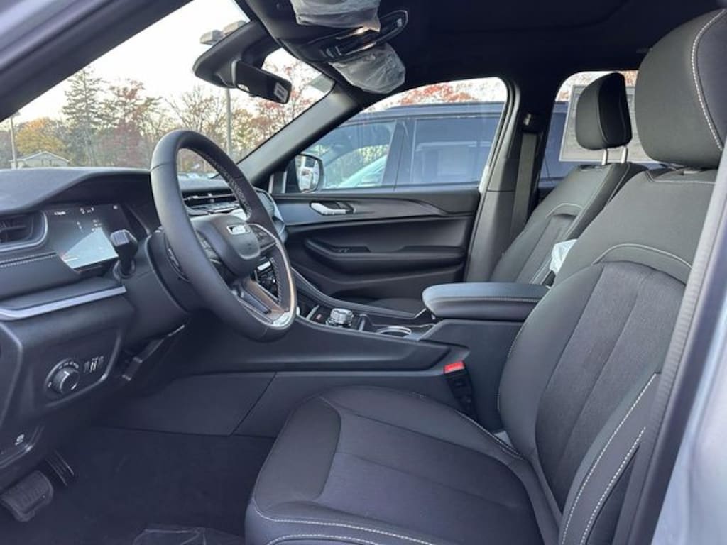 New 2025 Jeep Grand Cherokee LAREDO X 4X4 Sport Utility