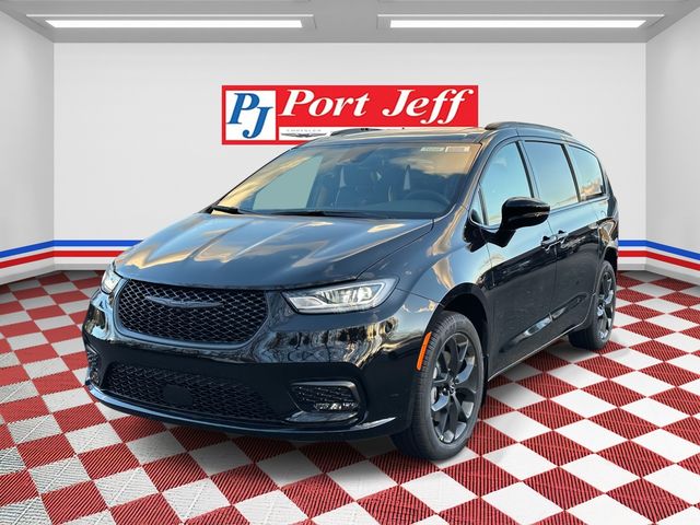 2026 Chrysler Pacifica Limited's photo