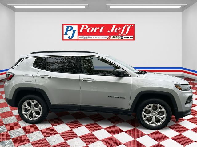 2024 Jeep Compass Latitude photo 2