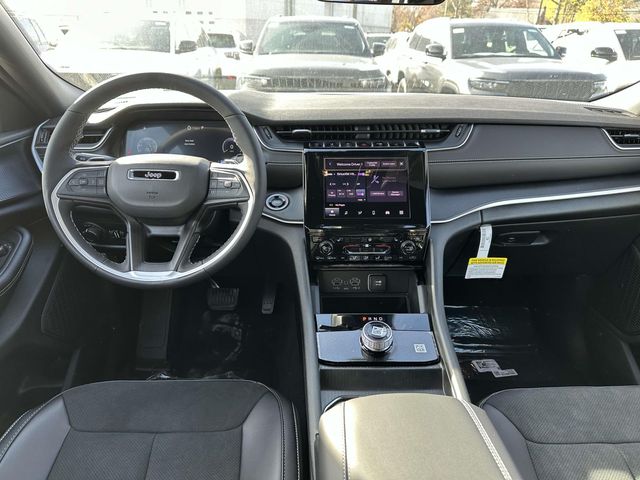 2025 Jeep Grand Cherokee Altitude X photo 2