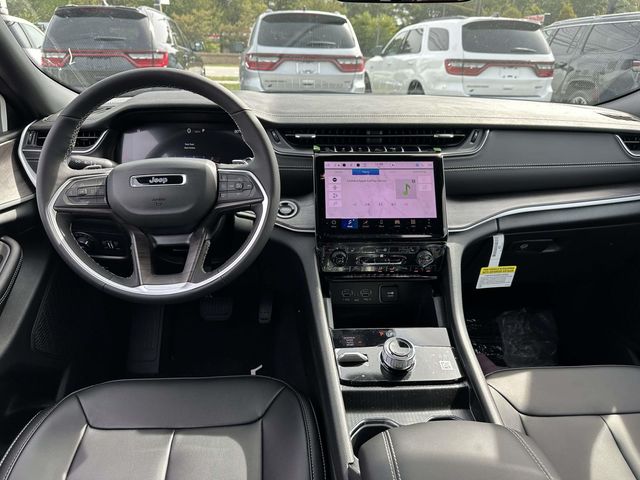 2025 Jeep Grand Cherokee Limited photo 2