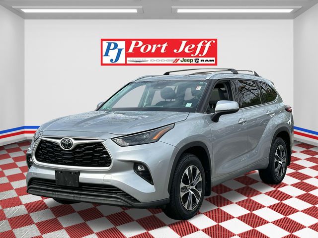 Used 2022 Toyota Highlander XLE with VIN 5TDHZRBH4NS182421 for sale in Port Jefferson Station, NY