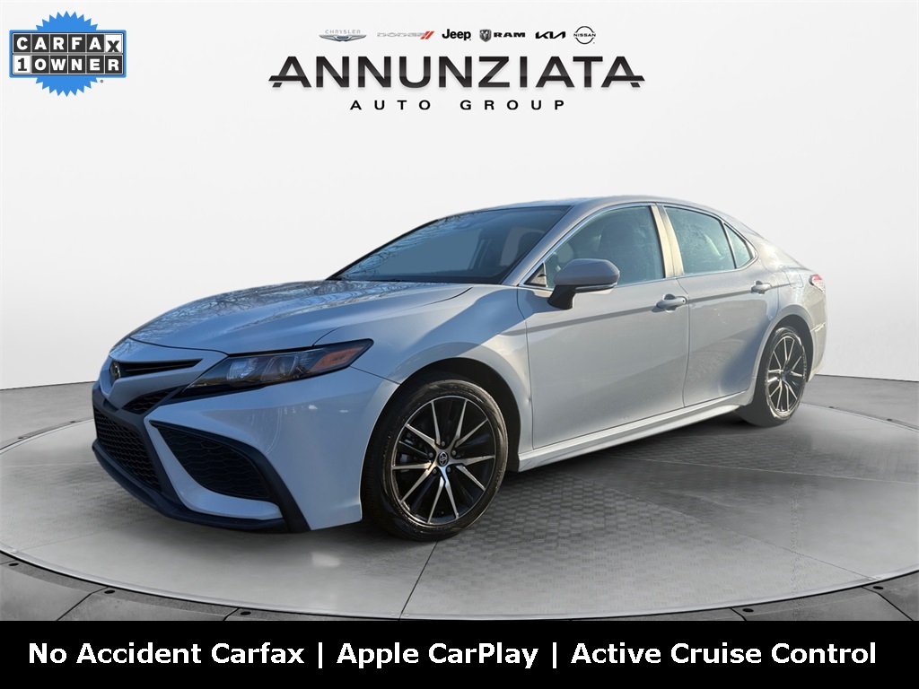 2024 Toyota Camry SE's photo