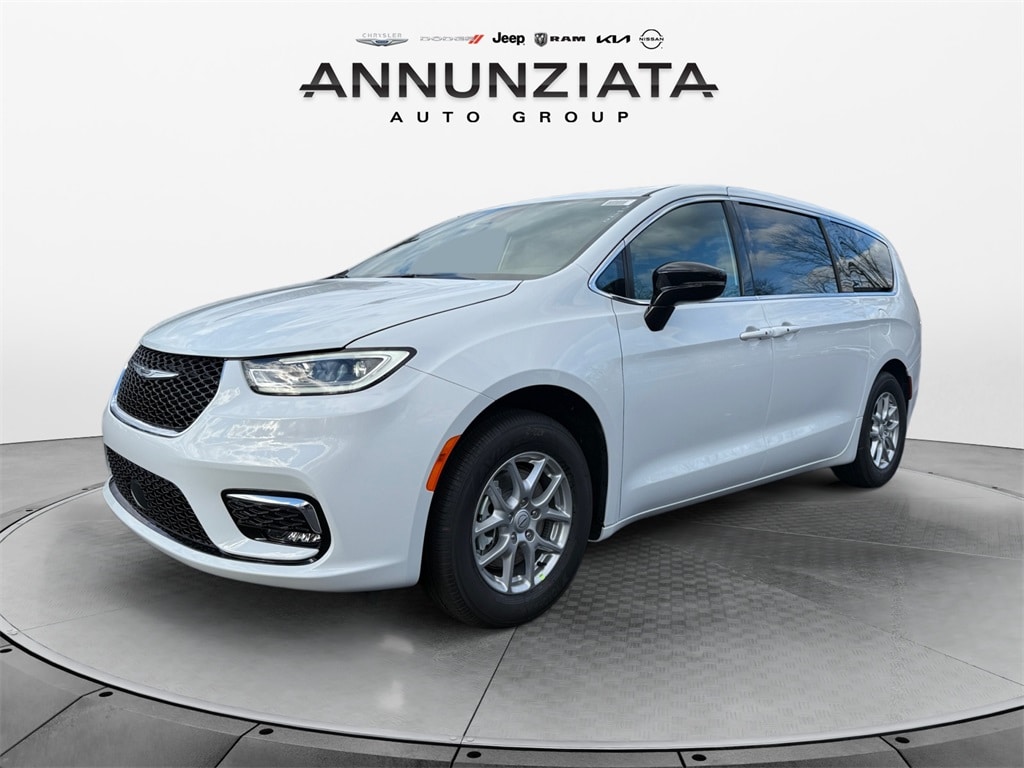 2026 Chrysler Pacifica Select's photo