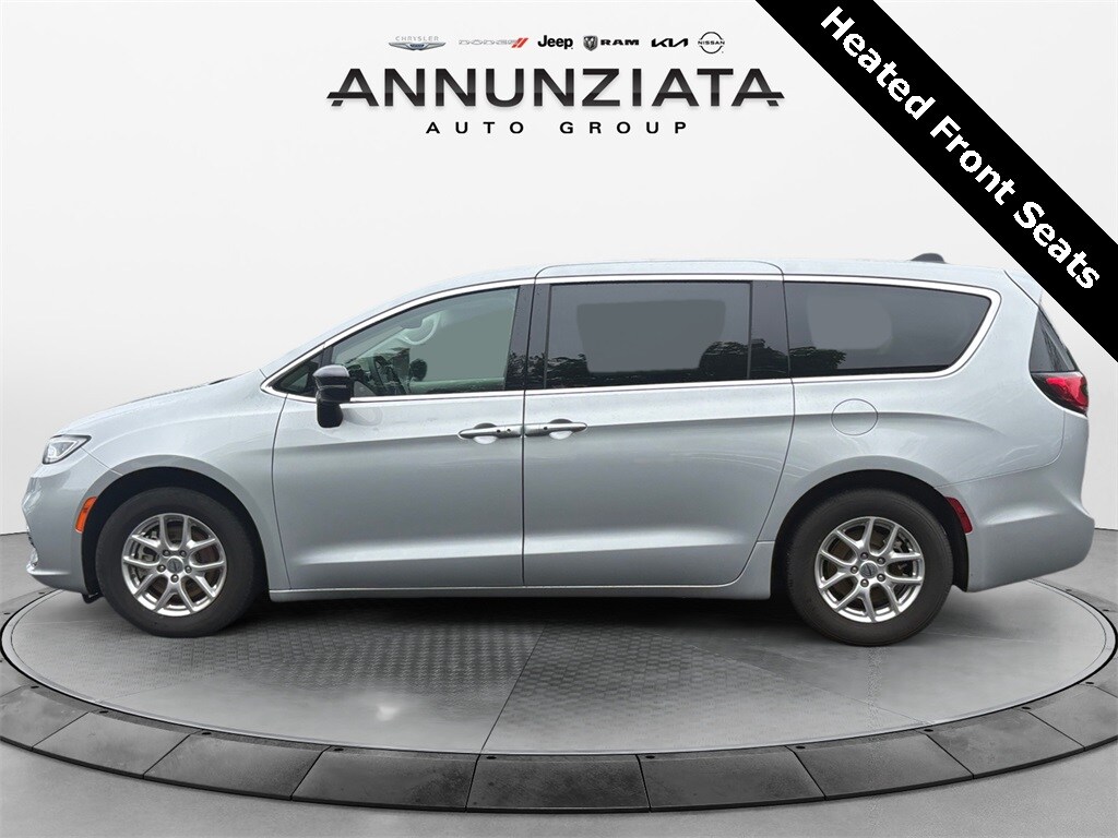 2024 Chrysler Pacifica Touring L photo 2