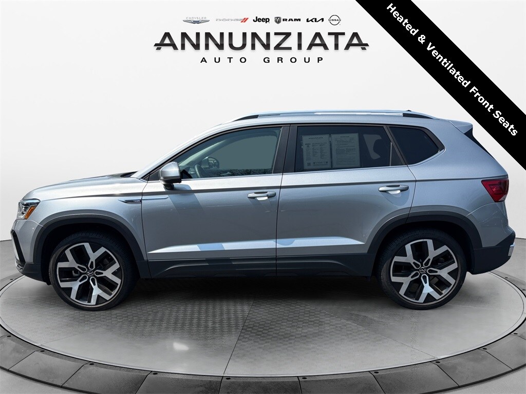 2022 Volkswagen Taos SEL photo 2