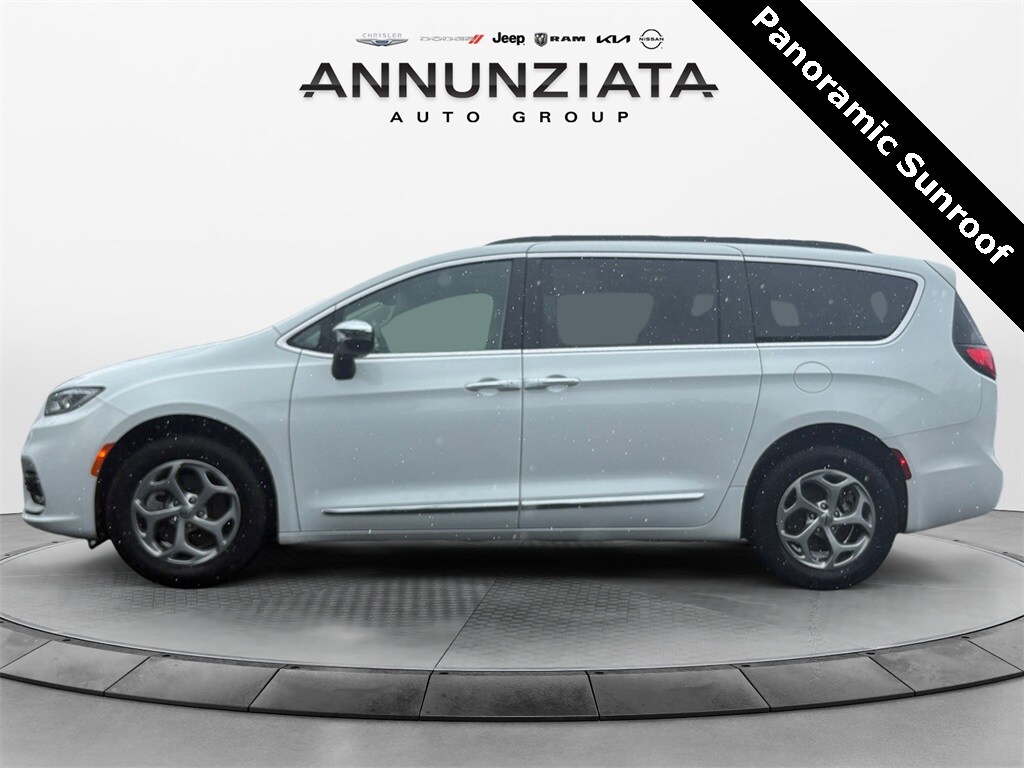 2023 Chrysler Pacifica Limited photo 2