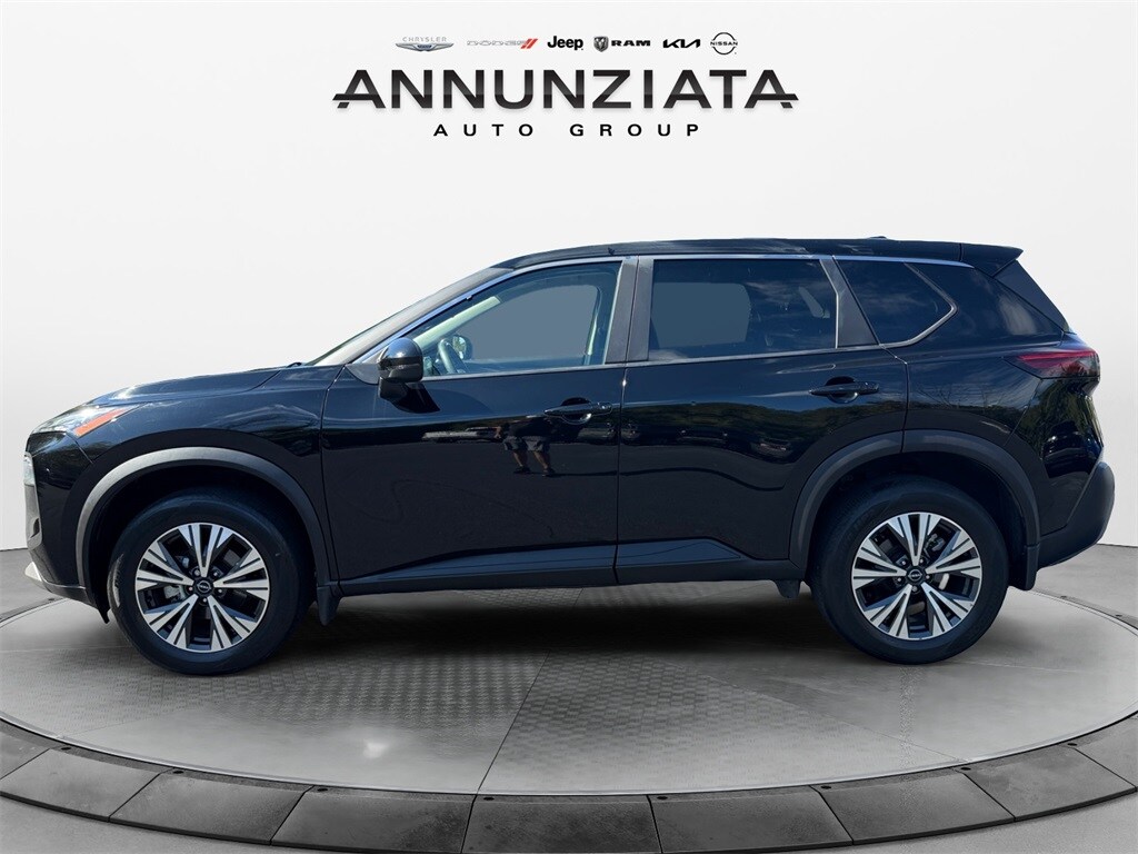 2022 Nissan Rogue SV photo 2