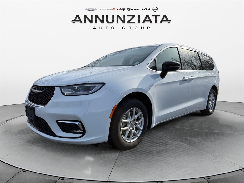 2025 Chrysler Pacifica Select's photo