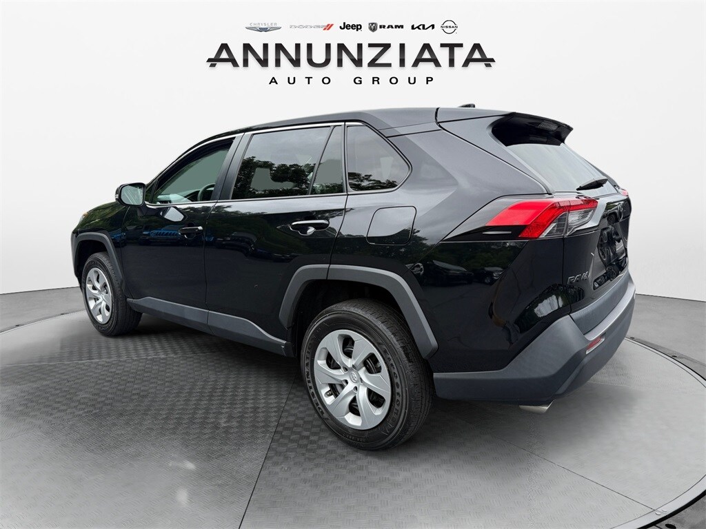 2022 Toyota RAV4 LE photo 2