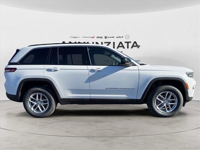 2025 Jeep Grand Cherokee Laredo photo 4