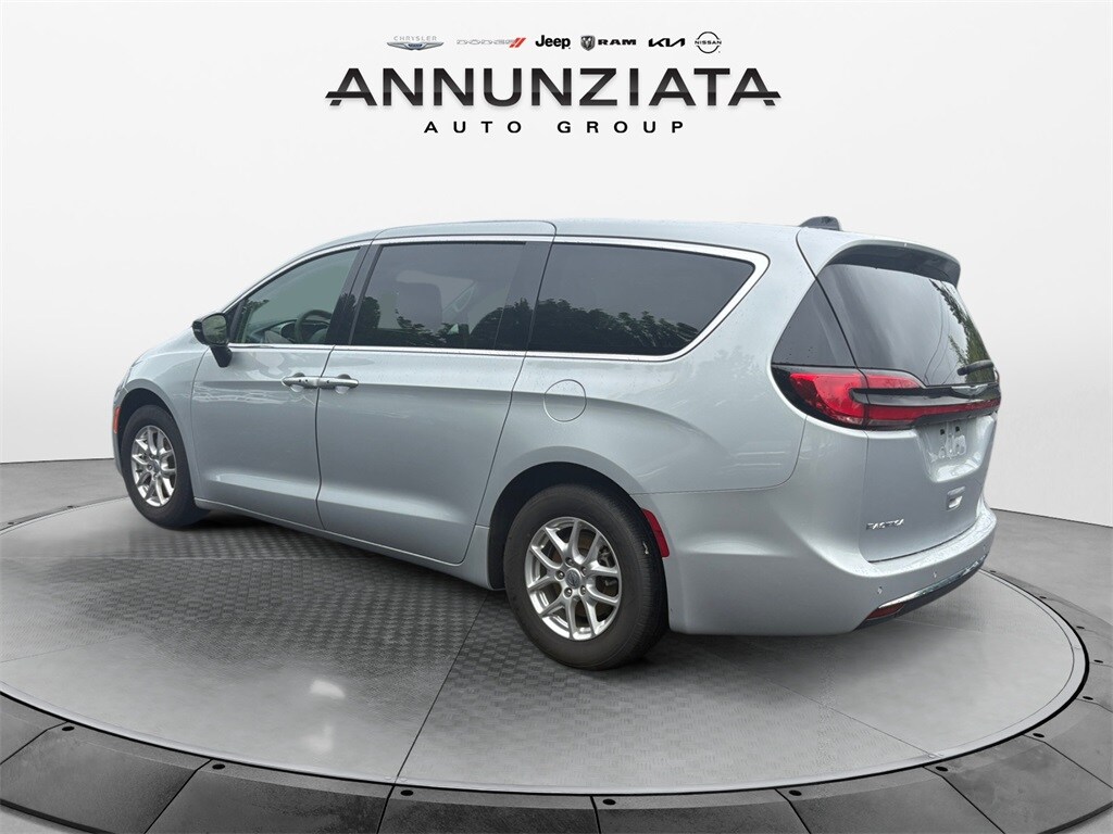 2024 Chrysler Pacifica Touring L photo 3